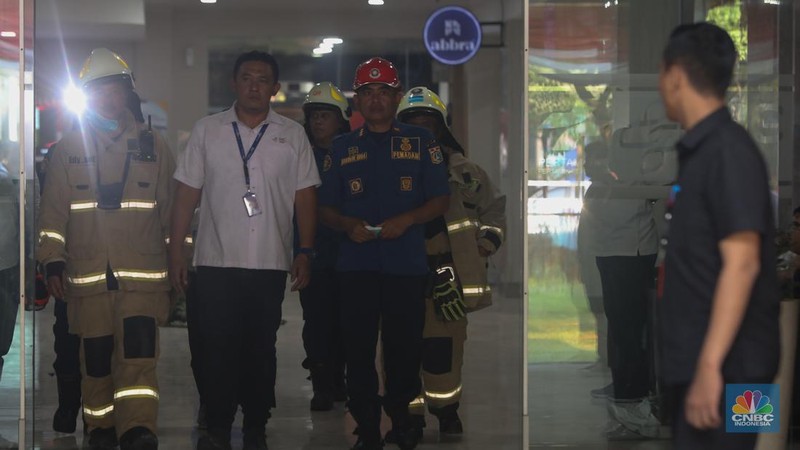 Petugas pemadam kebakaran (Damkar) bersiaga pasca terjadi kebakaran di Rumah Sakit Pusat Pertamina (RSPP), Jakarta, Senin (26/8/2024). (CNBC Indonesia/Faisal Rahman)