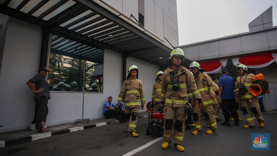 Petugas pemadam kebakaran (Damkar) bersiaga pasca terjadi kebakaran di Rumah Sakit Pusat Pertamina (RSPP), Jakarta, Senin (26/8/2024). (CNBC Indonesia/Faisal Rahman)