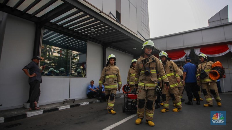 Petugas pemadam kebakaran (Damkar) bersiaga pasca terjadi kebakaran di Rumah Sakit Pusat Pertamina (RSPP), Jakarta, Senin (26/8/2024). (CNBC Indonesia/Faisal Rahman)