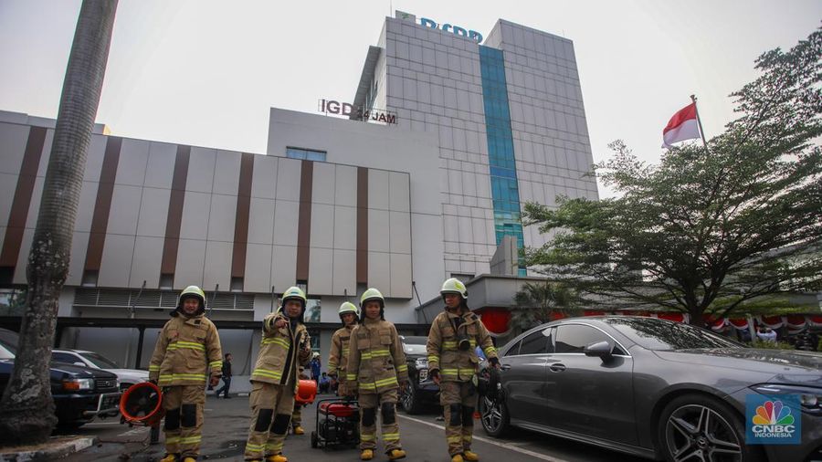 Petugas pemadam kebakaran (Damkar) bersiaga pasca terjadi kebakaran di Rumah Sakit Pusat Pertamina (RSPP), Jakarta, Senin (26/8/2024). (CNBC Indonesia/Faisal Rahman)