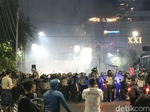 Demo di Semarang Ricuh! Polisi Bubarkan Massa Pakai Gas Air Mata