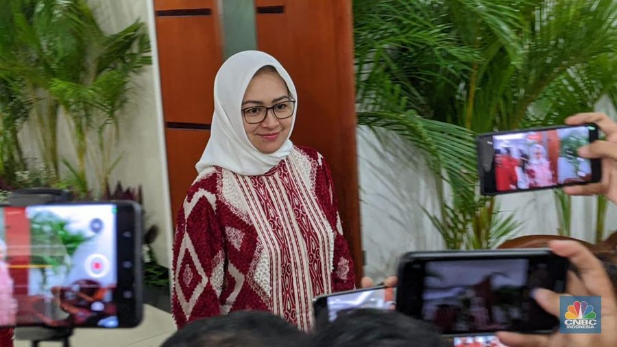Politikus Partai Golongan Karya Airin Rachmi Diany tiba di kantor DPP Partai Demokrasi Indonesia Perjuangan, Jakarta, Senin (26/8/2024). (CNBC Indonesia/Emir Yanwardhana)