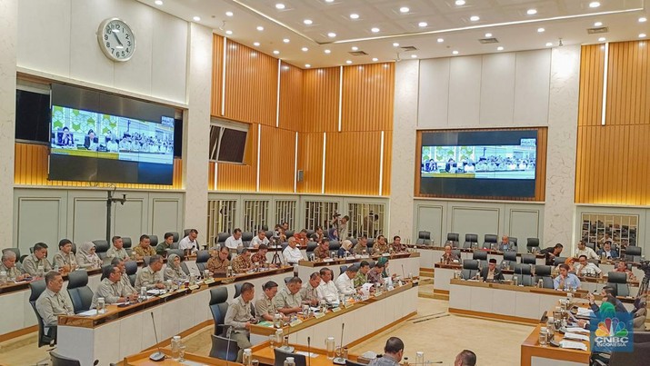 Rapat Kerja Komisi IV bersama Menteri Pertanian, Kepala Bapanas, Dirut Bulog, Dirut Pupuk Indonesia, Dirut PT RNI di Kompleks Parlemen, Jakarta, Senin (26/8/2024). (CNBC Indonesia/Martyasari Rizky)