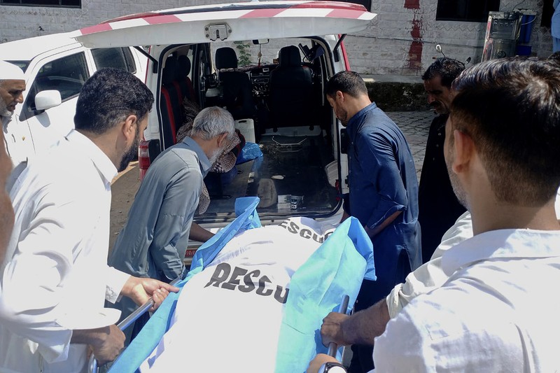 Relawan mengevakuasi jenazah dan penumpang yang terluka dari bus yang rusak akibat jatuh ke jurang, dekat Kahuta, Pakistan, Minggu, 25 Agustus 2024. (AP Photo)