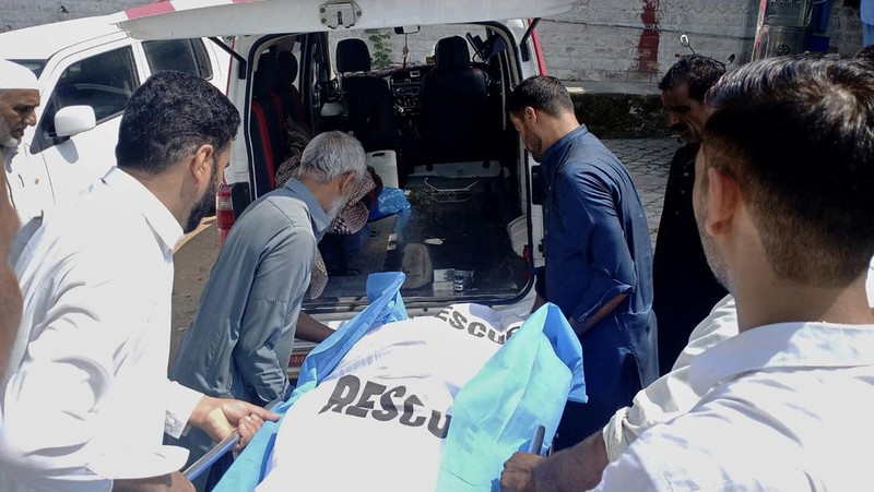 Relawan mengevakuasi jenazah dan penumpang yang terluka dari bus yang rusak akibat jatuh ke jurang, dekat Kahuta, Pakistan, Minggu, 25 Agustus 2024. (AP Photo)