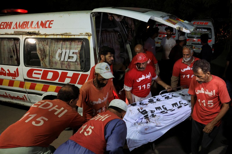 Relawan mengevakuasi jenazah dan penumpang yang terluka dari bus yang rusak akibat jatuh ke jurang, dekat Kahuta, Pakistan, Minggu, 25 Agustus 2024. Relawan mengevakuasi jenazah dan penumpang yang terluka dari bus yang rusak akibat jatuh ke jurang, dekat Kahuta, Pakistan, Minggu, 25 Agustus 2024. (AP Photo)