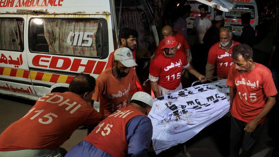 Relawan mengevakuasi jenazah dan penumpang yang terluka dari bus yang rusak akibat jatuh ke jurang, dekat Kahuta, Pakistan, Minggu, 25 Agustus 2024. (AP Photo)