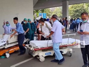 Video: Detik-Detik Pasien Dievakuasi Saat RSPP Kebakaran