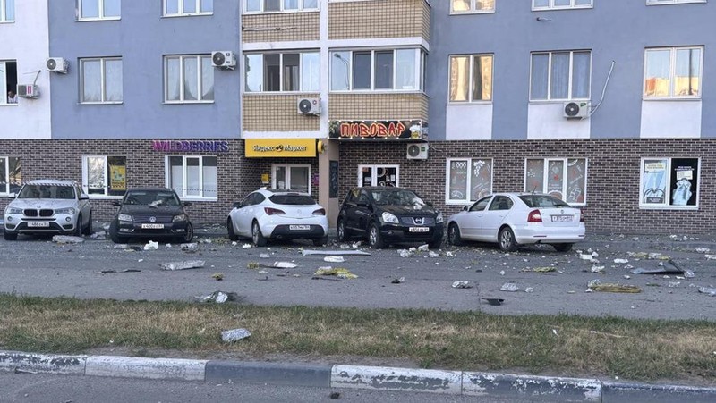 Dalam foto yang diambil dari video yang dirilis oleh Kementerian Pertahanan Rusia pada hari Minggu, 25 Agustus 2024, sistem rudal permukaan-ke-udara jarak menengah Buk-2M milik Angkatan Darat Rusia menembaki target udara di lokasi yang dirahasiakan di Ukraina. (Layanan Pers Kementerian Pertahanan Rusia melalui AP). (Russian Defense Ministry Press Service via AP)