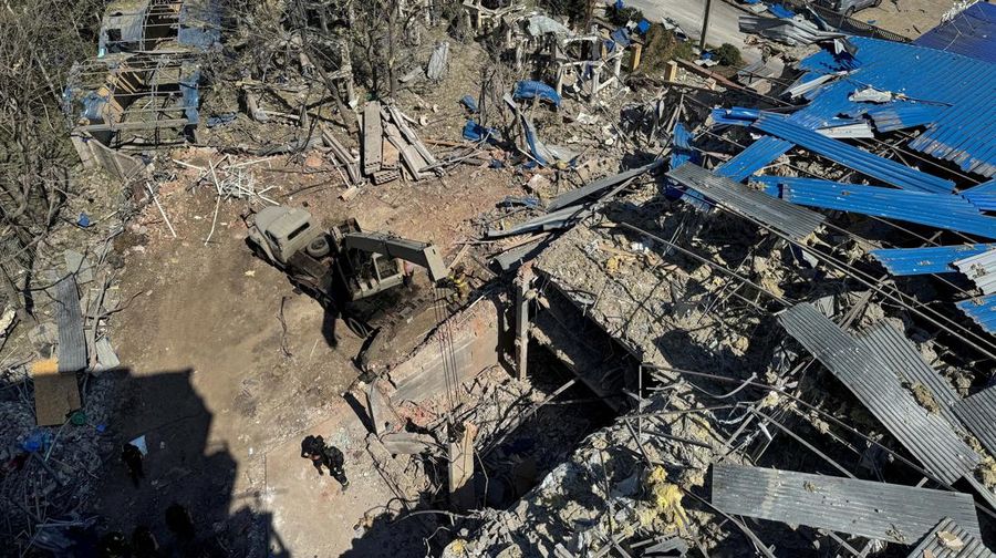Dalam foto yang diambil dari video yang dirilis oleh Kementerian Pertahanan Rusia pada hari Minggu, 25 Agustus 2024, sistem rudal permukaan-ke-udara jarak menengah Buk-2M milik Angkatan Darat Rusia menembaki target udara di lokasi yang dirahasiakan di Ukraina. (Layanan Pers Kementerian Pertahanan Rusia melalui AP). (Russian Defense Ministry Press Service via AP)