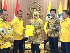Sah! Bahlil dan Sarmuji Serahkan B1 KWK Golkar pada Khofifah-Emil