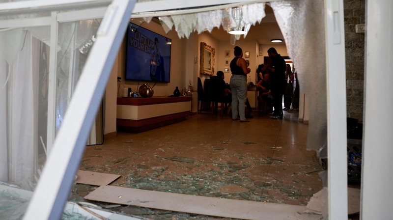 Sayap bersenjata Hamas Brigade Al Qassam mengklaim telah menembakkan roket M90 ke Ibu Kota Tel Aviv, Israel, pada Minggu (25/8) malam. (REUTERS/Ammar Awad)