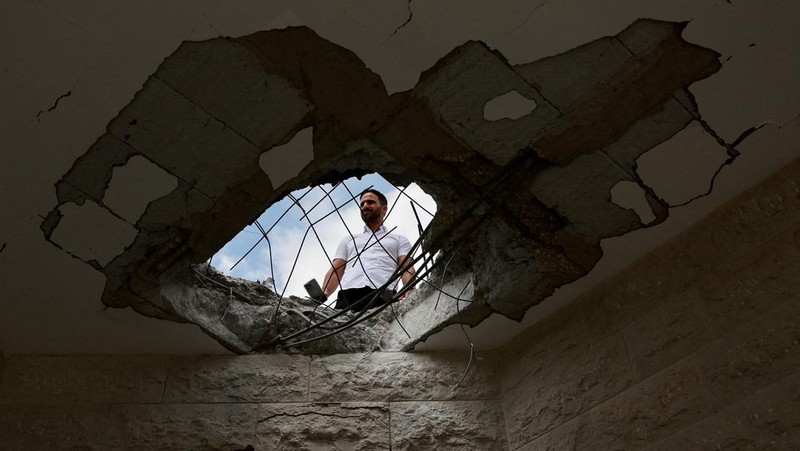 Sayap bersenjata Hamas Brigade Al Qassam mengklaim telah menembakkan roket M90 ke Ibu Kota Tel Aviv, Israel, pada Minggu (25/8) malam. (REUTERS/Ammar Awad)