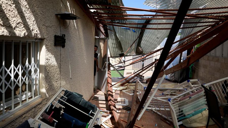 Sayap bersenjata Hamas Brigade Al Qassam mengklaim telah menembakkan roket M90 ke Ibu Kota Tel Aviv, Israel, pada Minggu (25/8) malam. (REUTERS/Ammar Awad)