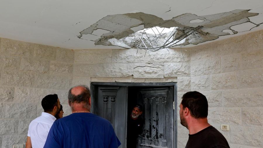 Sayap bersenjata Hamas Brigade Al Qassam mengklaim telah menembakkan roket M90 ke Ibu Kota Tel Aviv, Israel, pada Minggu (25/8) malam. (REUTERS/Ammar Awad)