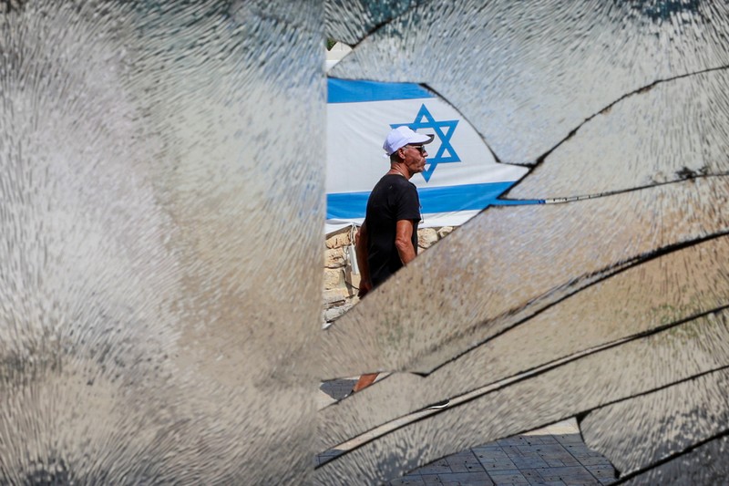 Sayap bersenjata Hamas Brigade Al Qassam mengklaim telah menembakkan roket M90 ke Ibu Kota Tel Aviv, Israel, pada Minggu (25/8) malam. (REUTERS/Ammar Awad) Sayap bersenjata Hamas Brigade Al Qassam mengklaim telah menembakkan roket M90 ke Ibu Kota Tel Aviv, Israel, pada Minggu (25/8) malam. (REUTERS/Ammar Awad)