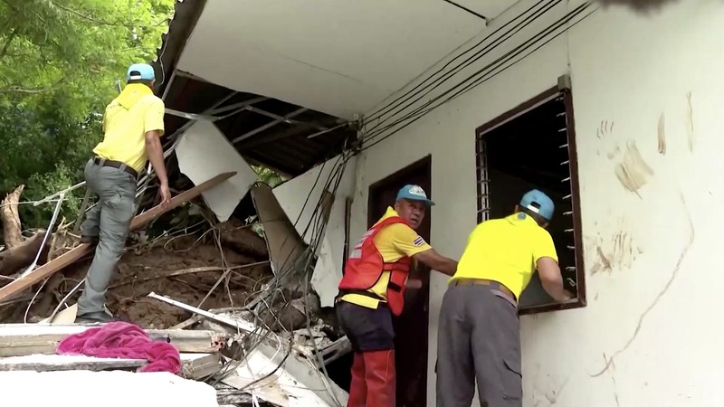 Sejumlah tim penyelamat berupaya mencari para korban longsor di pulau resor Thailand, Phuket, Minggu, (25/8/2024). Sejumlah tim penyelamat berupaya mencari para korban longsor di pulau resor Thailand, Phuket, Minggu, (25/8/2024). (Tangkapan Layar Video Reuters/TPBS)