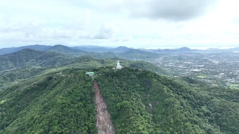 Sejumlah tim penyelamat berupaya mencari para korban longsor di pulau resor Thailand, Phuket, Minggu, (25/8/2024). (Tangkapan Layar Video Reuters/TPBS)