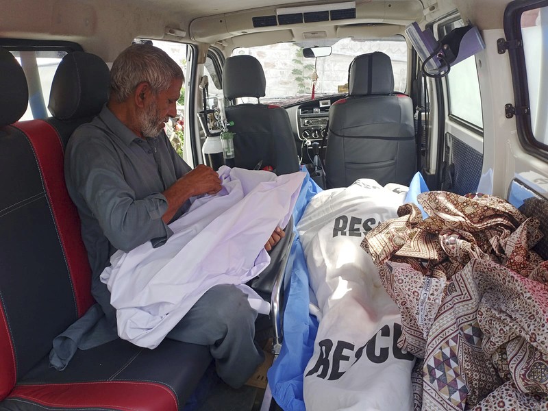 Relawan mengevakuasi jenazah dan penumpang yang terluka dari bus yang rusak akibat jatuh ke jurang, dekat Kahuta, Pakistan, Minggu, 25 Agustus 2024. (AP Photo)
