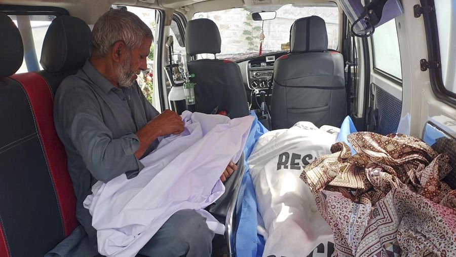Relawan mengevakuasi jenazah dan penumpang yang terluka dari bus yang rusak akibat jatuh ke jurang, dekat Kahuta, Pakistan, Minggu, 25 Agustus 2024. (AP Photo)