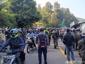 Lalin di Warpat Puncak Bogor Macet Imbas Pembongkaran Kios Liar