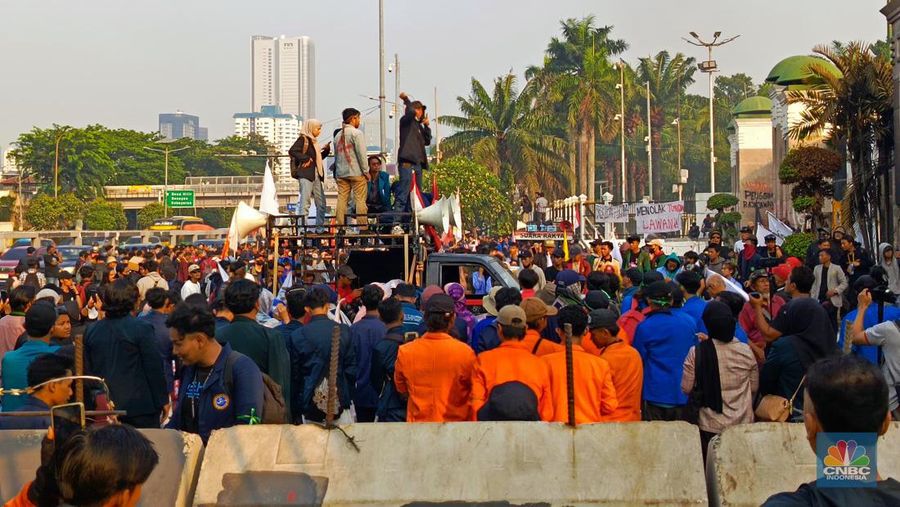Suasana aksi unjuk rasa di sekitar gedung DPR dan kantor KPU, Jakarta, Senin (26/8) ini. (CNBC Indonesia/Rosseno Aji Nugroho)