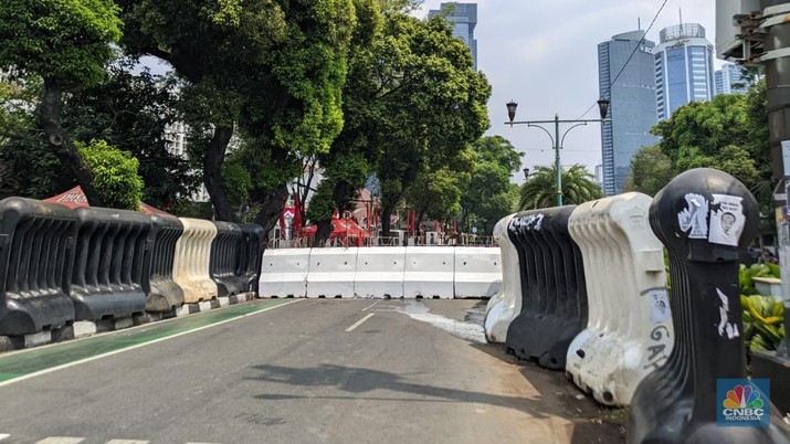 Suasana di depan Gedung KPU, Jalan Imam Bonjol, Jakarta Selatan pada Senin (26/8/2024). (CNBC Indonesia/Emir Yanwardhana)