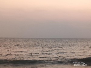 Menikmati Sunset di Pantai Padang