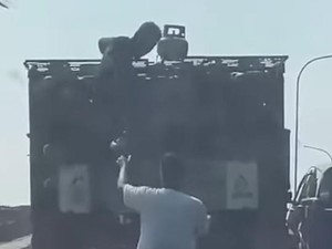 Viral Aksi Bajing Loncat di Palembang Gasak Tabung Gas dari Truk
