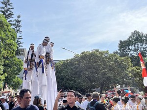 Warga Berkostum Unik Siap Antar Dedi Mulyadi-Erwan Setiawan ke KPU
