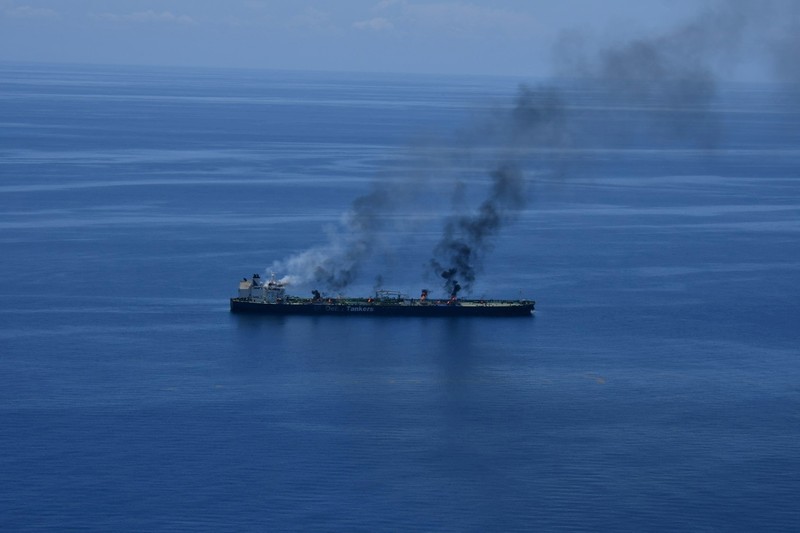 Tangkapan layar dari video yang dirilis pada 21 Agustus 2024 oleh Houthi Yaman menunjukkan apa yang mereka katakan sebagai asap mengepul dari kebakaran di atas kapal tanker minyak berbendera Yunani di Laut Merah. (Houthi Military Media/Handout via REUTERS)