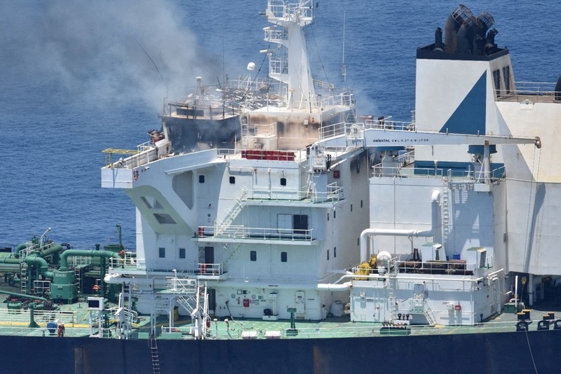 Tangkapan layar dari video yang dirilis pada 21 Agustus 2024 oleh Houthi Yaman menunjukkan apa yang mereka katakan sebagai asap mengepul dari kebakaran di atas kapal tanker minyak berbendera Yunani di Laut Merah. Tangkapan layar dari video yang dirilis pada 21 Agustus 2024 oleh Houthi Yaman menunjukkan apa yang mereka katakan sebagai asap mengepul dari kebakaran di atas kapal tanker minyak berbendera Yunani di Laut Merah. (Houthi Military Media/Handout via REUTERS)