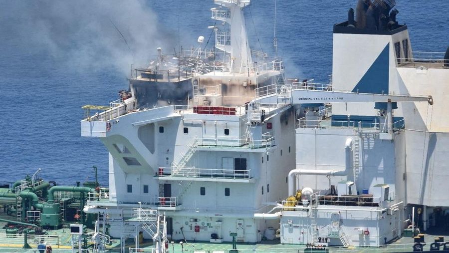 Tangkapan layar dari video yang dirilis pada 21 Agustus 2024 oleh Houthi Yaman menunjukkan apa yang mereka katakan sebagai asap mengepul dari kebakaran di atas kapal tanker minyak berbendera Yunani di Laut Merah. (Houthi Military Media/Handout via REUTERS)
