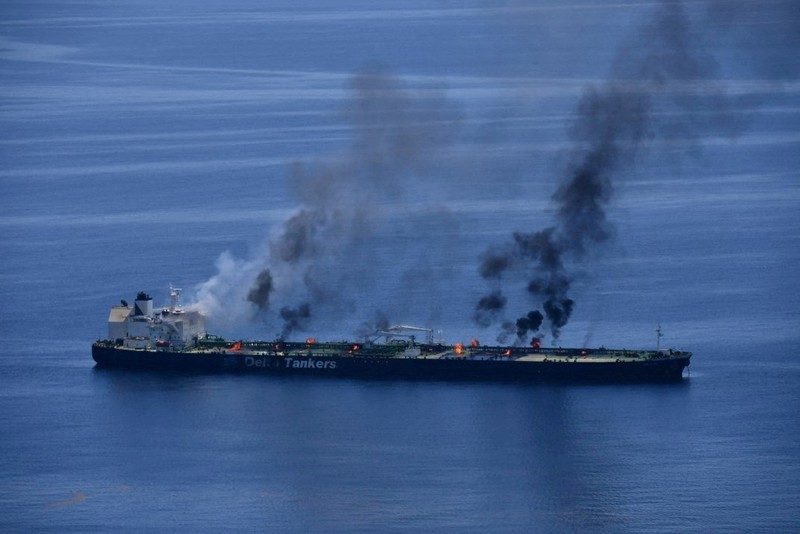 Tangkapan layar dari video yang dirilis pada 21 Agustus 2024 oleh Houthi Yaman menunjukkan apa yang mereka katakan sebagai asap mengepul dari kebakaran di atas kapal tanker minyak berbendera Yunani di Laut Merah. (Houthi Military Media/Handout via REUTERS)