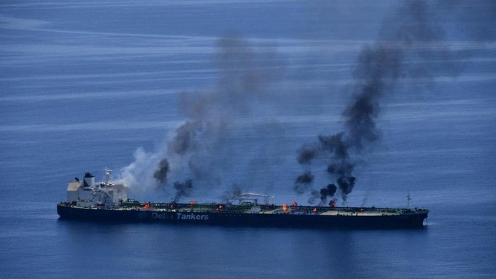 Asap mengepul dari kapal tanker minyak berbendera Yunani Sounion, yang telah terbakar sejak 23 Agustus, di Laut Merah, 25 Agustus 2024. Houthi Yaman mengatakan mereka menyerang Sounion di Laut Merah. (EUNAVFOR ASPIDES/Handout via REUTERS)