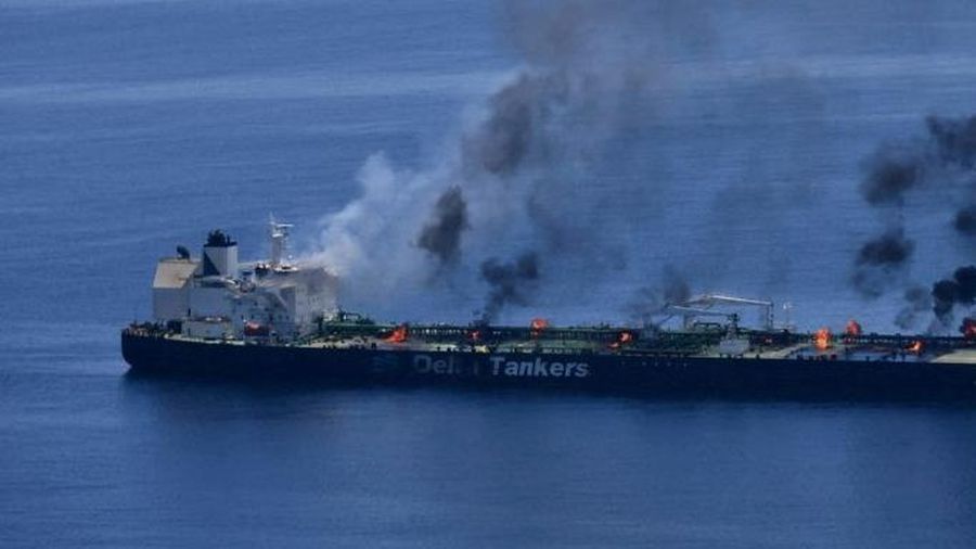 Asap mengepul dari kapal tanker minyak berbendera Yunani Sounion, yang telah terbakar sejak 23 Agustus, di Laut Merah, 25 Agustus 2024. Houthi Yaman mengatakan mereka menyerang Sounion di Laut Merah. (EUNAVFOR ASPIDES/Handout via REUTERS)
