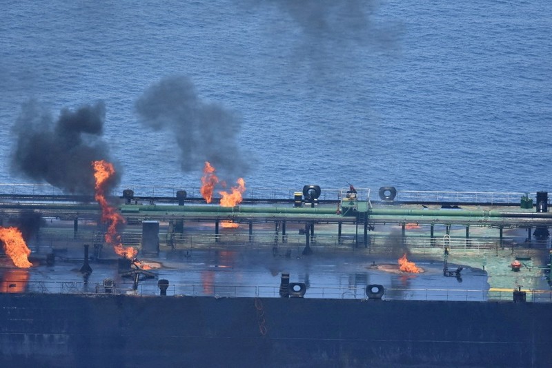Tangkapan layar dari video yang dirilis pada 21 Agustus 2024 oleh Houthi Yaman menunjukkan apa yang mereka katakan sebagai asap mengepul dari kebakaran di atas kapal tanker minyak berbendera Yunani di Laut Merah. Tangkapan layar dari video yang dirilis pada 21 Agustus 2024 oleh Houthi Yaman menunjukkan apa yang mereka katakan sebagai asap mengepul dari kebakaran di atas kapal tanker minyak berbendera Yunani di Laut Merah. (Houthi Military Media/Handout via REUTERS)