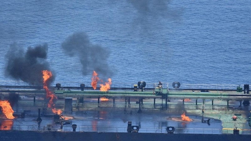 Tangkapan layar dari video yang dirilis pada 21 Agustus 2024 oleh Houthi Yaman menunjukkan apa yang mereka katakan sebagai asap mengepul dari kebakaran di atas kapal tanker minyak berbendera Yunani di Laut Merah. (Houthi Military Media/Handout via REUTERS)