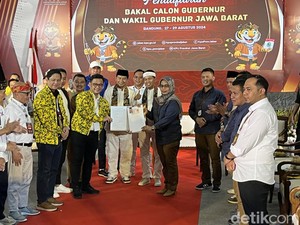 Ikat Kepala dan Peci, Atribut Dedi-Erwan Saat Daftar Pilgub Jabar