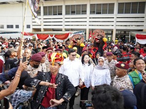 Daftar ke KPU, Dhito-Dewi Disambut Antusias Ribuan Masyarakat