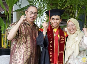 Kisah Inspiratif Fauzi, Mahasiswa Tunanetra UI yang Lulus Cum Laude