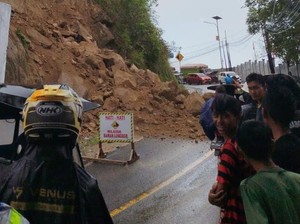 Longsor Terjang Jalan Trans Sulawesi di Gorontalo, Lalin Macet 1 Km