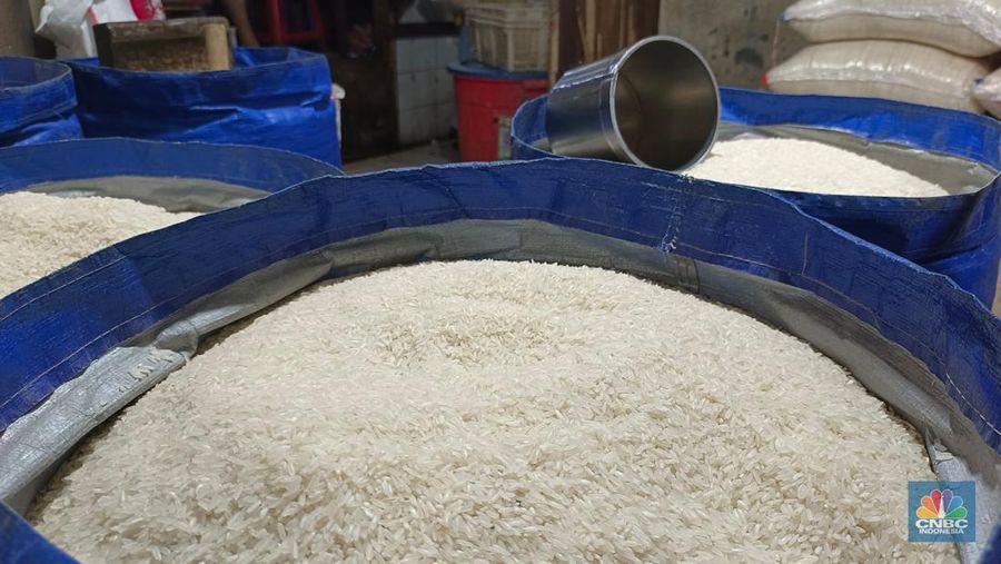 Harga beras di Pasar Tebet Timur, Jakarta Selatan tembus Rp14.000 per Kg, Selasa (27/8/2024). (CNBC Indonesia/Martyasari Rizky)