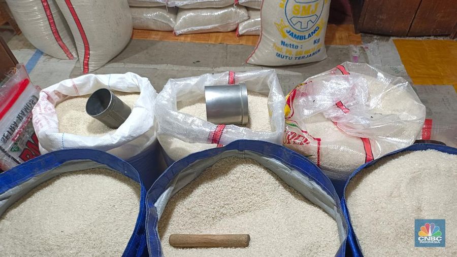 Harga beras di Pasar Tebet Timur, Jakarta Selatan tembus Rp14.000 per Kg, Selasa (27/8/2024). (²©²ÊÍøÕ¾/Martyasari Rizky)