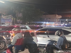 Jalanan di Medan Banjir, Ratusan Kendaraan Terjebak Macet