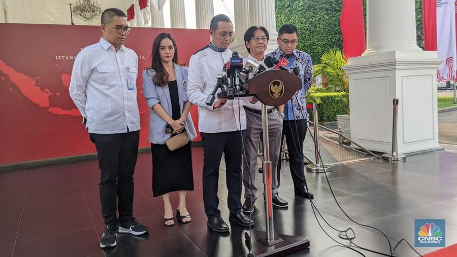 Kepala Presidential Communications Office Hasan Nasbi memberikan keterangan pers perihal isu-isu terkini di Istana Kepresidenan, Jakarta, Selasa (27/8/2024). (CNBC Indonesia/ Emir Yanwardhana)