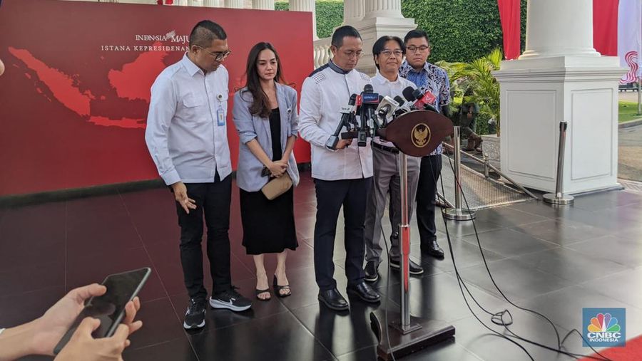 Kepala Presidential Communications Office Hasan Nasbi memberikan keterangan pers perihal isu-isu terkini di Istana Kepresidenan, Jakarta, Selasa (27/8/2024). (CNBC Indonesia/ Emir Yanwardhana)