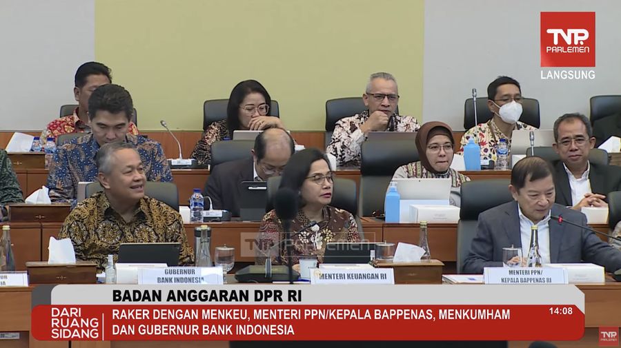 (kiri-kanan) Gubernur Bank Indonesia Perry Warjiyo, Menteri Keuangan, Sri Mulyani, Menteri PPN/Kepala Bappenas, Suharso Monoarfa dalam rapat kerja Badan Anggaran DPR RI. (Tangkapan Layar Youtube TVR Parlemen)