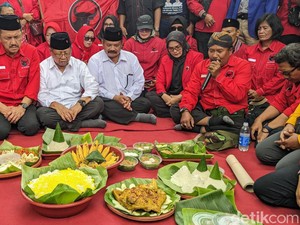 Daftar Pertama, Mardinoto Tumpengan di Gerbang KPU Tulungagung