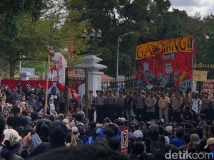 Aksi Jogja Memanggil Lanjut di Depan Gedung Agung, Penggal Boneka-Tabur Bunga